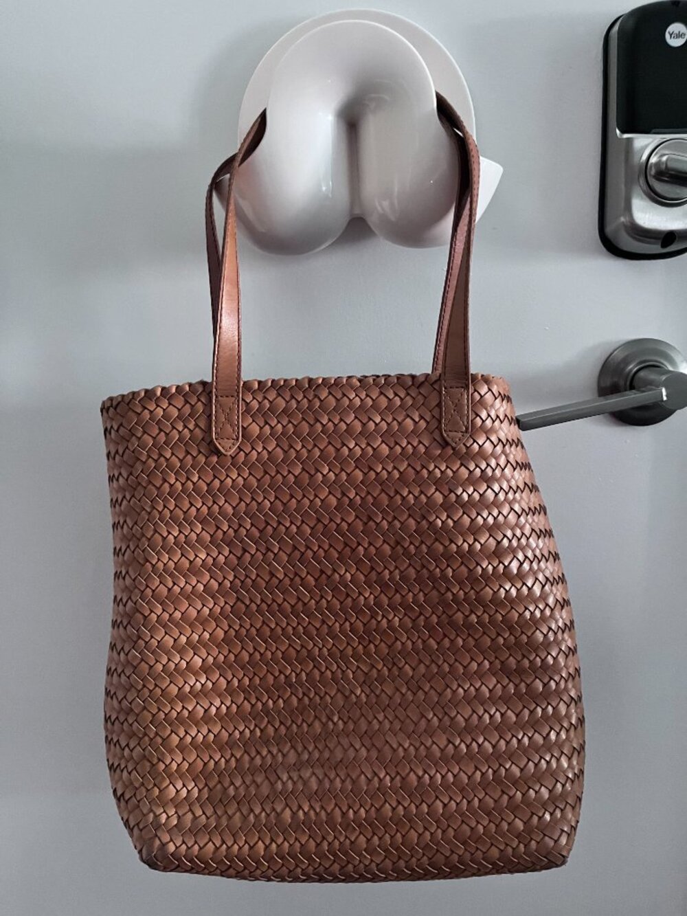Madewell Medium Transport Tote in Woven Leather. - Picture 6 of 8